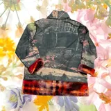 Chaqueta reversible con cuello esmoquin, de terciopelo con diseño abstracto en tonos naranja por un lado y estampado digital de una obra de arte por el otro.