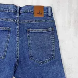 Bermuda de jeans skinny color azul.