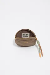 Monedero de forma ovalada marca Bimba y Lola, confeccionado en nylon color beige con detalles en verde oliva en el cierre y logo metálico dorado en el frente.