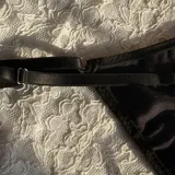 Tanga de hilo negra con tiras laterales regulables.