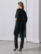 Kimono negro de gasa con apliques de brillos en el cuello y el frente.