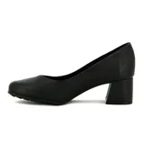 Zapato de vestir negro con taco cuadrado bajo, capellada lisa y detalle de aplique metálico dorado con el logo de la marca en el lateral.