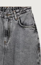 Pantalón de jean gris de tiro alto, corte recto y tobillos ajustados.