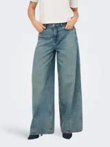 Jean de tiro alto con corte wide leg y pierna ancha, confeccionado en denim de sarga con estructura firme.