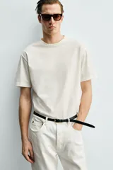 Camiseta de corte cropped fit confeccionada en algodón con acabado mercerizado que aporta suavidad y brillo. Presenta cuello redondo y mangas cortas.