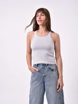 Musculosa blanca con rayas horizontales grises y cuello redondo.