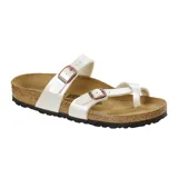 Sandalia Birkenstock modelo Mayari con diseño de dos tiras ajustables con hebillas metálicas y sujeción para el dedo. Presenta plantilla anatómica de corcho y suela de goma antideslizante.