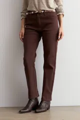 Pantalón de corte recto en color chocolate, confeccionado en tejido de algodón con acabado liso. Presenta tiro medio, cierre frontal con botón y cremallera, y bolsillos laterales y traseros.