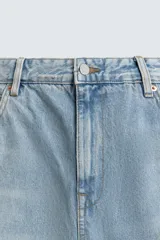 Bermudas de denim de algodón, color celeste claro con efecto vintage y manchas claras en las perneras. Tienen un corte ancho (baggy fit), tiro alto y cinco bolsillos.