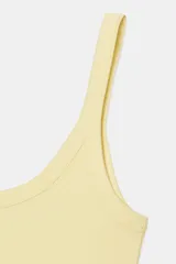 Camiseta blanca de tirantes con cuello redondo y corte ajustado.