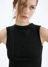 Vestido midi negro sin mangas, con cuello redondo alto y diseño combinado de cuerpo ajustado y falda amplia con vuelo.