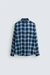 Camisa de corte regular fit confeccionada en tejido fluido de algodón y viscosa. Presenta un diseño de cuadros, cuello solapa, manga larga con puños abotonados, bolsillo en el pecho y cierre frontal con botones.
