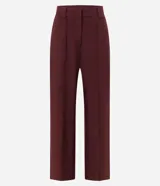 Pantalón de sastrería color bordó, modelo wide leg, con cintura alta y piernas amplias. Presenta cintura lisa con trabillas para cinturón, cierre delantero invisible, pliegues delanteros y bolsillos traseros embutidos.