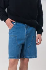 Bermuda cargo de algodón negro con calce relajado, bolsillos laterales aplicados y diseño utilitario.