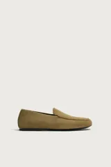 Mocasín casual para hombre confeccionado en piel con acabado en serraje color marrón, con diseño liso, detalle de bordón y suela ultrafina.