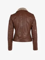 Chaqueta de cuero marrón con cuello de piel sintética color crema, cierre frontal con cremallera y bolsillos laterales.