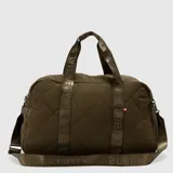 Bolso deportivo tipo duffel color negro con diseño acolchado de rombos. Cuenta con correas de mano y correa de hombro ajustable, ambas con el logo de la marca y coordenadas geográficas impresas. Incluye cierre principal y etiqueta pequeña lateral.