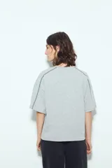 Remera negra de manga corta con estampado tipográfico "City of Angels California 1997" en tonos marrones y costuras visibles en blanco.