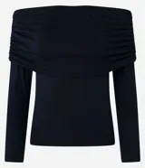 Blusa gris de mangas largas con escote bardot y fruncido en el borde superior.