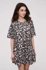 Vestido corto con estampado animal print, de corte recto y manga corta.