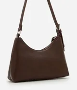 Cartera tipo baguette de tamaño pequeño en cuero sintético color bordó, con correa ajustable y cierre de cremallera metálica con herrajes en níquel.
