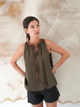 Musculosa color verde militar con cuello redondo y lazo marrón en el escote.