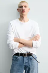 Camiseta de manga larga color gris jaspeado, corte regular fit y cuello redondo con acabado en rib.