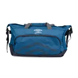 Bolso deportivo tipo duffle bag de color azul oscuro con detalles en gris oscuro. Presenta el logo de Umbro en blanco en el centro y un gráfico abstracto en gris oscuro en el bolsillo frontal con cierre. Cuenta con asas de mano y correas ajustables para llevar al hombro.