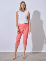 Pantalón capri de gabardina elastizada color salmón, marca Ruby Rd. Tiene pretina ancha elastizada, bolsillos simulados en la parte delantera y bolsillos aplicados en la parte trasera.