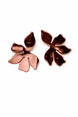 Aros de fiesta con diseño de flor en acrílico espejado color cobre. Presentan una superficie brillante y reflectante con bordes definidos.