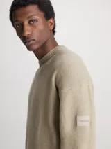 Sweater color beige de lana y acrílico con cuello redondo y corte regular.