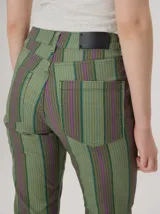 Pantalón de corte recto con diseño de rayas verticales multicolor en tonos celeste, azul, violeta y naranja.