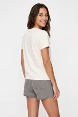 Short de denim negro de tiro alto, con bolsillos laterales y traseros, y cierre frontal con botón metálico.