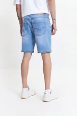 Bermuda de jean celeste, corte recto, con bolsillos delanteros y traseros, y presillas para cinturón.