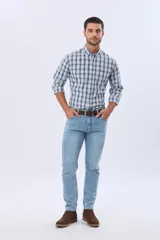 Pantalón de jean corte skinny con spandex, de tiro medio y color gris lavado.