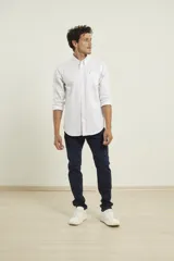 Camisa celeste de algodón con cuello abotonado, manga larga con puños abotonados y bolsillo en el pecho. Corte clásico.