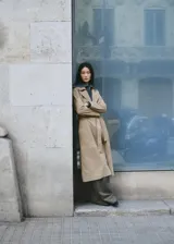 Chaqueta larga de cuero de cabra color tostado, tipo gabardina, con cinturón ajustable del mismo material.