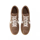 Championes Converse All Star Classic Trainer de gamuza color marrón, con suela de goma color caramelo y detalles en blanco, incluyendo el logo de la estrella y el nombre All Star en dorado.