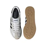 Championes Adidas Run 72, color blanco con detalles en negro y beige. Presentan las tres tiras características de la marca en color negro y suela de goma color caramelo.