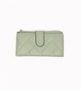 Billetera rectangular color verde menta con diseño acolchado en patrón de rombos diagonales. Posee un cierre a presión en la solapa frontal y un cierre de cremallera en la parte superior.