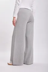 Pantalón de punto en color gris claro, de corte recto y holgado, con cintura elástica.