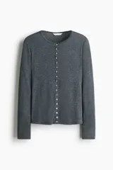 Saco en tejido liviano gris oscuro melange, con cuello redondo, manga larga y cierre frontal abotonado con numerosos botones pequeños.