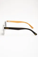 Lentes de sol polarizados con armazón transparente y patillas de madera, con cristales oscuros.