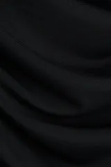 Top entallado de malla con escote asimétrico, un hombro descubierto y manga larga. Presenta frunces laterales que crean un efecto drapeado en el frente.