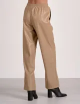 Pantalón de eco cuero color marrón, marca Elan, con pretina elastizada, bolsillos delanteros, pierna recta y costura frontal.