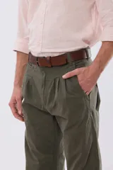 Pantalón bombacha de campo color caqui, de corte tradicional con pinzas en la cintura y botamanga ajustada con botones.