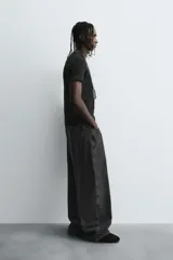 Camiseta gris de corte slim fit, confeccionada en tejido de algodón con elasticidad, cuello redondo y manga corta.