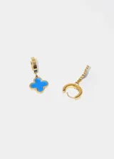 Par de aros dorados con forma de aro y dije colgante de trébol azul.