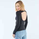 Camiseta de manga larga color negro, con diseño de espalda descubierta y detalle de nudo en la parte superior.