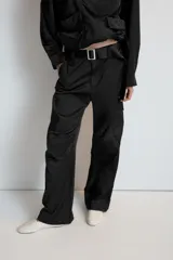 Pantalón cargo de tiro medio confeccionado en tejido satinado color beige, de corte recto y holgado. Cuenta con bolsillos laterales con solapa, bolsillos frontales y un cinturón integrado del mismo tejido con hebilla metálica.